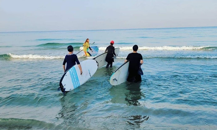 4 מועדון הגלישה We Surf - שיעורי גלישת גלים או סאפ, חוף הצוק תל אביב